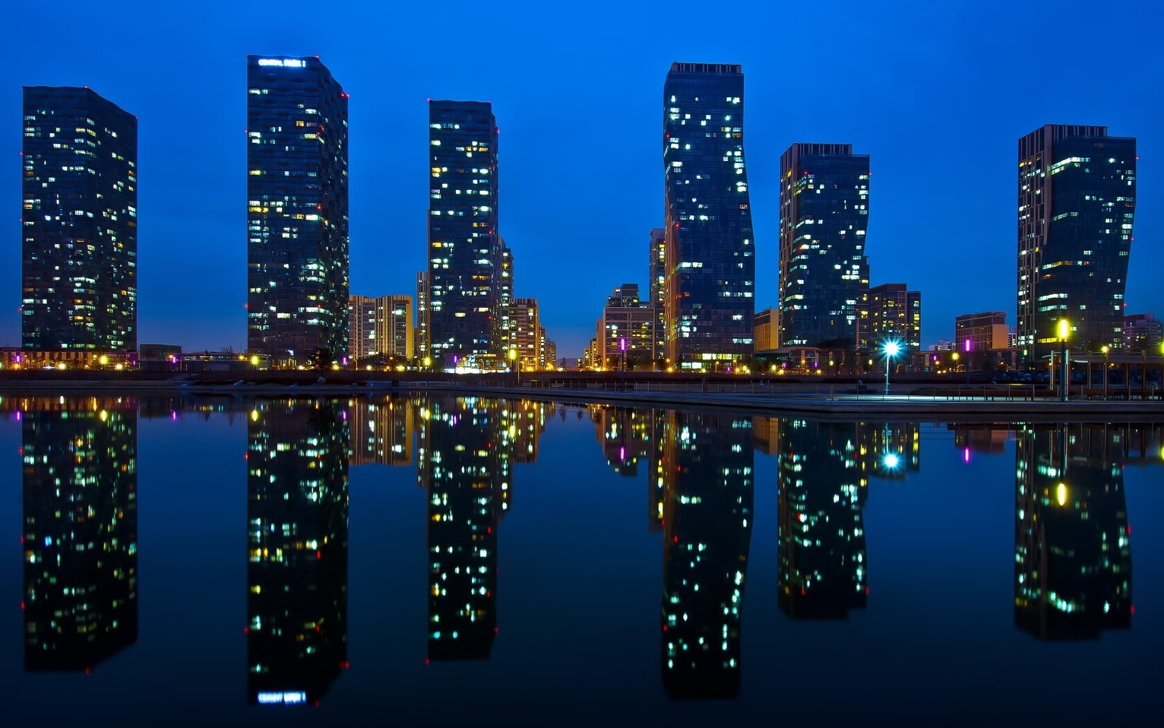 男泳新星闪耀国际舞台，男子泳装表演