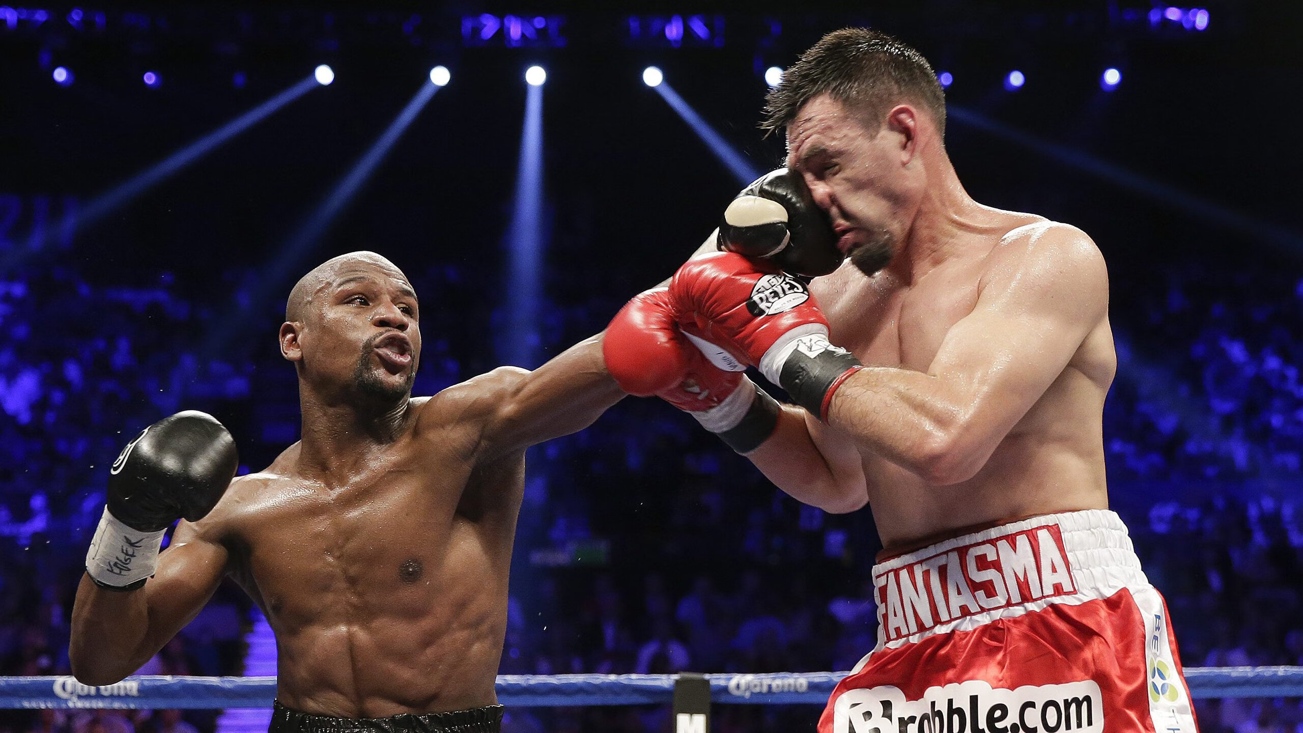 世界厨师足赛 厨师们展示刀工之外的脚法 冠军队获颁金铲奖杯